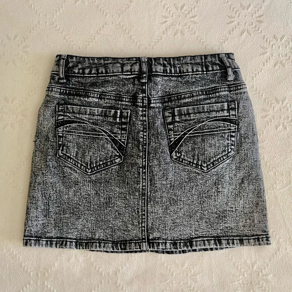 JUSTICE, BLACK JEAN SKIRT. SHORTS UNDERNEATH. IN NEW CONDITION. SIZE 11/12.
